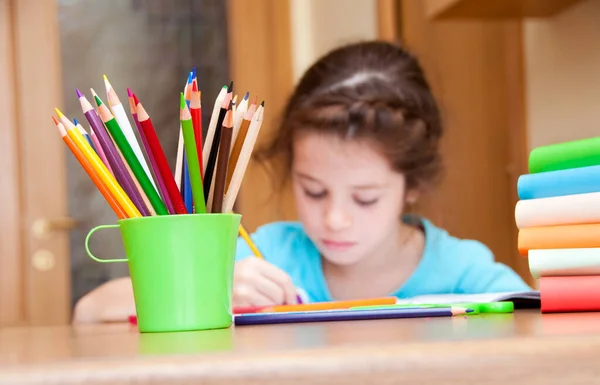 かわいい女の子が鉛筆で家に描いて — ストック写真