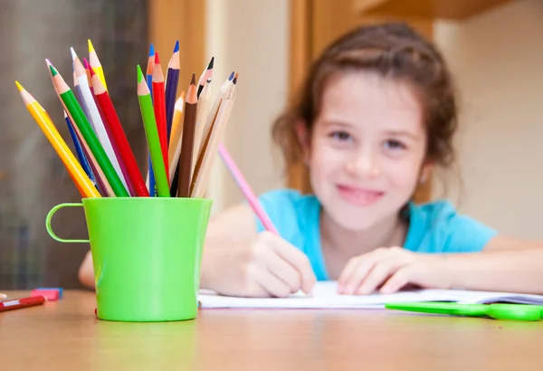 かわいい女の子が鉛筆で家に描いて — ストック写真