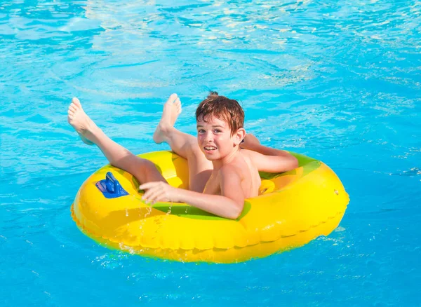Счастливый Мальчик Плавает Бассейне — стоковое фото