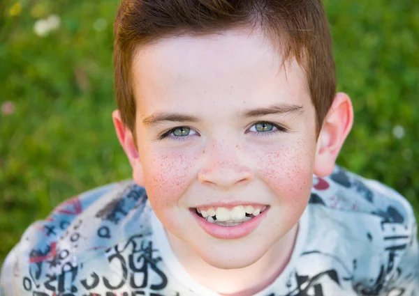 parkta şirin küçük çocuk portresi