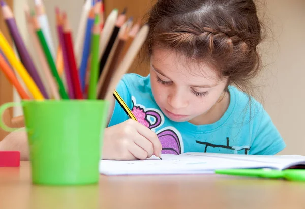 Schattig Klein Meisje Tekening Met Potloden Thuis — Stockfoto