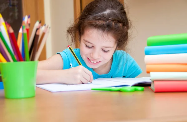 Schattig Klein Meisje Tekening Met Potloden Thuis — Stockfoto