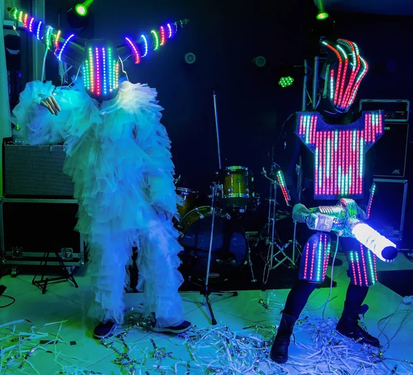 Marionetas de tamaño natural en forma de robots en un escenario. Baile amateur divertido — Foto de Stock