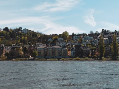 Almanya 'da Ren kıyısında küçük evler.