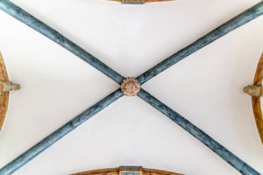 Hoexter, Nordrhein-Westfalen-Almanya - 04-04-2021: Ahşap zeminde bir yatağın yanında beyaz diş minesinden yapılmış eski bir tarihi lazımlık