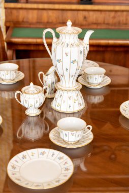 Hoexter, Nordrhein-Westfalen-Almanya - 04-04-2021: Ahşap zeminde bir yatağın yanında beyaz diş minesinden yapılmış eski bir tarihi lazımlık