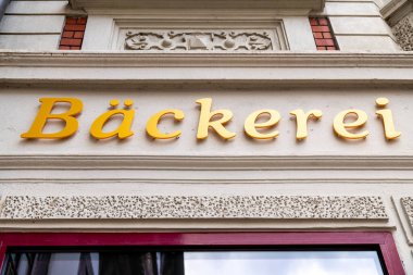 Hoexter, Nordrhein-Westfalen-Almanya - 04-04-2021: Ahşap zeminde bir yatağın yanında beyaz diş minesinden yapılmış eski bir tarihi lazımlık