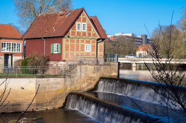 Hoexter, Nordrhein-Westfalen-Almanya - 04-04-2021: Ahşap zeminde bir yatağın yanında beyaz diş minesinden yapılmış eski bir tarihi lazımlık