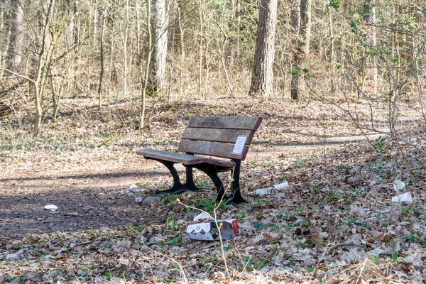 Gifhorn Niedersachsen 2021年3月30日 森林中央的公园长椅 周围的人都留下了泥土和垃圾 公园的长椅上有一个号码 方便紧急服务的定位 — 图库照片