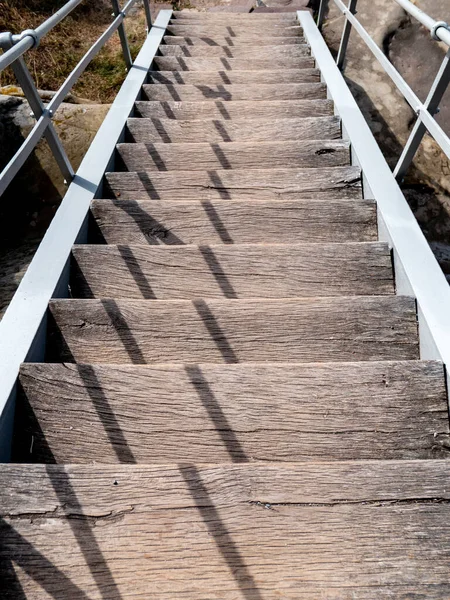 Una Escalera Madera Con Escalones Agrietados Marco Metálico Sol Sombras —  Fotos de Stock