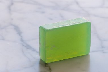 Mermer üzerine sabun. Yakın çekim. Arka planda güneş ışığı var.