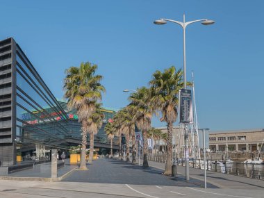 A Laxe alışveriş merkezine girmek için palmiye ağaçlarının izleyeceği yolu görüntüle