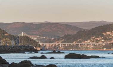 Rande köprüsü ve arkasında dağlar olan Vigo nehri.
