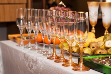 şarap kadehleri masada.