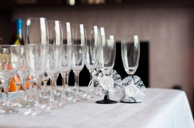 Masadaki gözlükler.