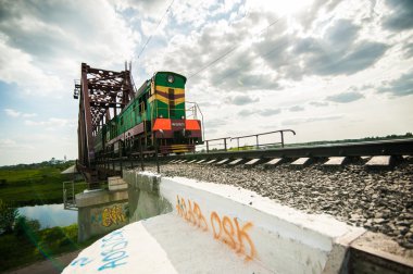 Tren köprüsü üzerinde gitti