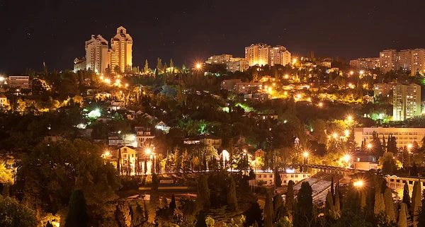 Noční pohled na město Jalta — Stock fotografie