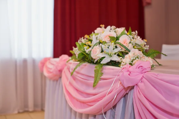 Bloemen op een roze tabel — Stockfoto