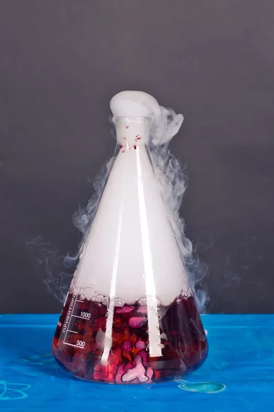 Red Flask and a glass of dry ice. — Stock Photo, Image