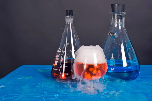 Flask and a glass of dry ice. — Stock Photo, Image