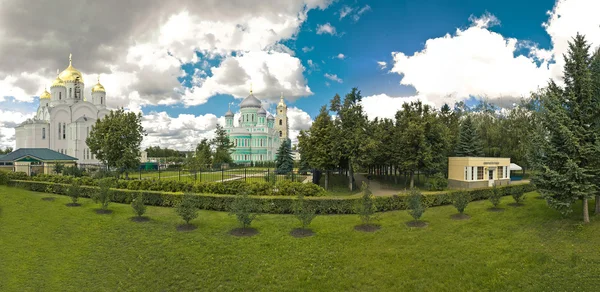 Monasterio Diveevsky. Vista panorámica desde las ranuras . — Foto de Stock