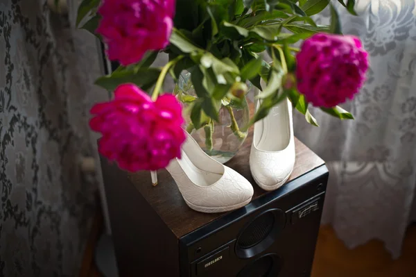 Blumen und Schuhe. — Stockfoto