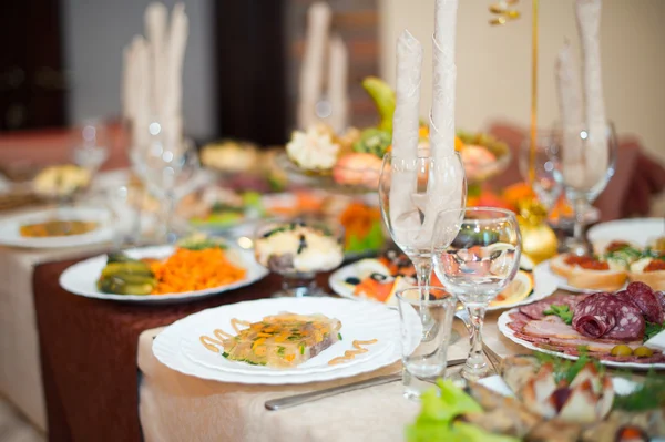 Stół świąteczny table.festive. — Zdjęcie stockowe