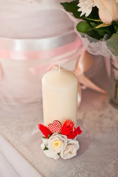 Stearinljus på ett bord. — Stockfoto