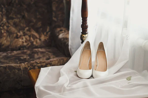 Chaussures blanches sur un voile . — Photo