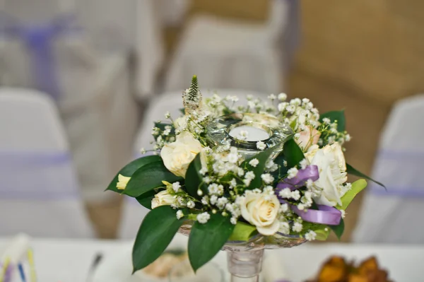 Boeket op een tafel. — Stockfoto