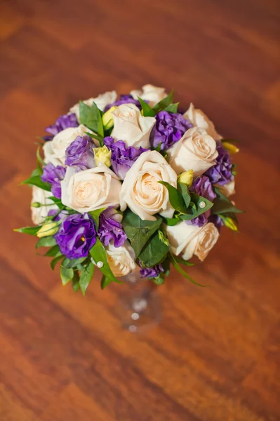 Bouquet de mariée sur une table . — Photo