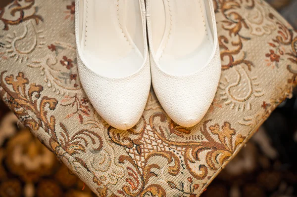 Bílé boty na židli. — Stock fotografie