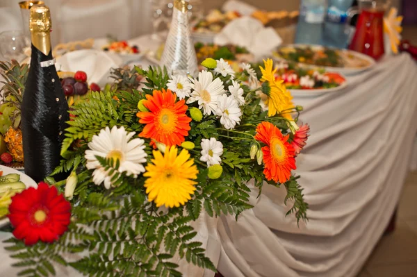 Festtafel mit Blumen. — Stockfoto
