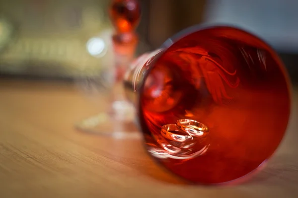 Anillos en un vaso . — Foto de Stock