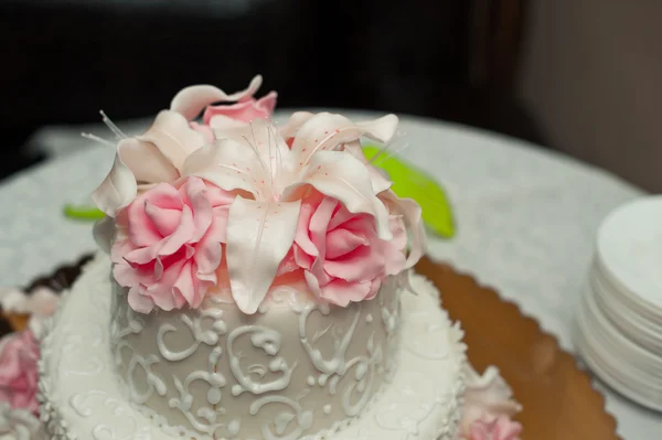 Kuchen mit Rosen. — Stockfoto