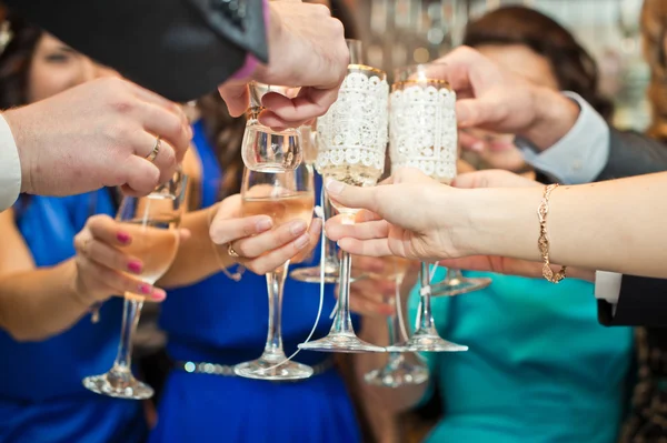 Processen med ett Grattis på glas — Stockfoto