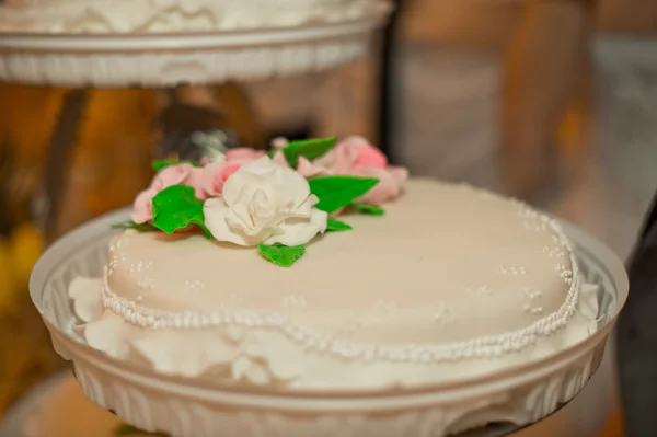 Las flores a la torta . — Foto de Stock