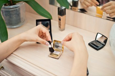 Küpe bir kutu içinde. Küpe bir kutu içinde. Bir kutu içinde küpe.