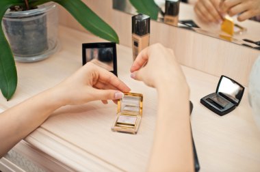 bir kutu içinde küpe.