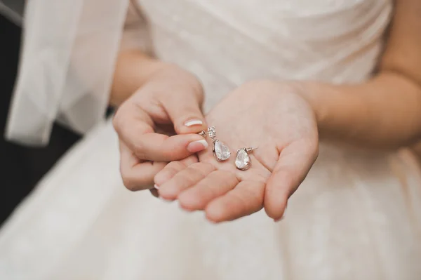 La mariée montre des ornements . — Photo