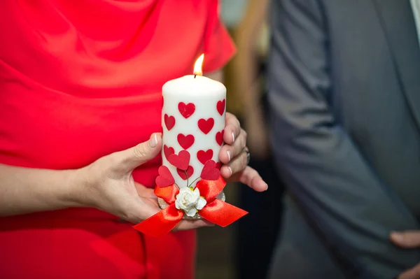 Kaars in handen van moeder. — Stockfoto