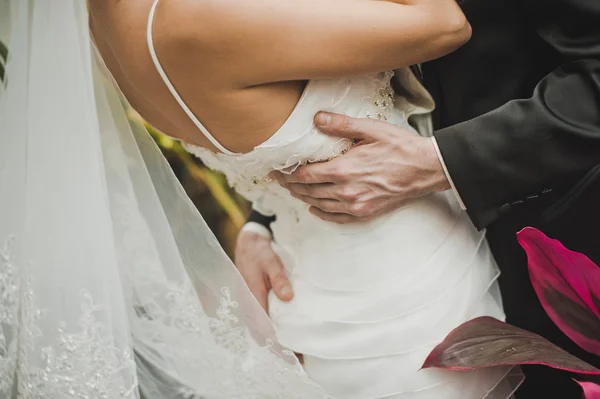 Achterkant van de bruid. — Stockfoto