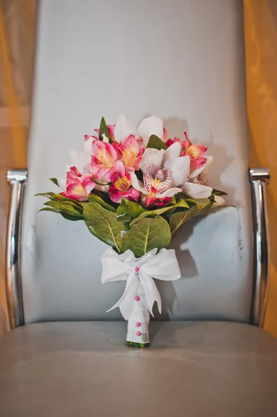 Blumenstrauß auf einem Stuhl. — Stockfoto