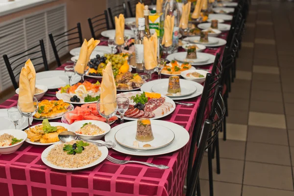 Puso la mesa. Puso la mesa . — Foto de Stock