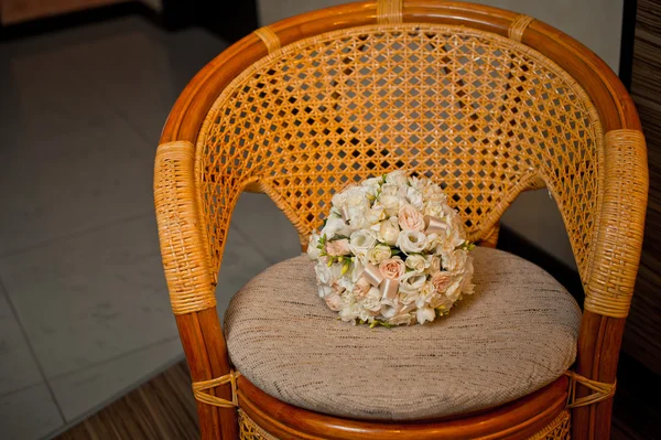 Bouquet su una sedia . — Foto Stock