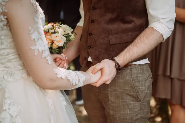 Abraço Doce Das Mãos Dos Recém Casados Com Alianças Casamento — Fotografia de Stock