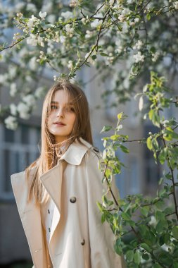 Kiraz çiçeğinin arka planında kızıl saçlı bir güzelliğin portresi..