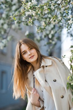 Kiraz çiçeğinin arka planında kızıl saçlı bir güzelliğin portresi..