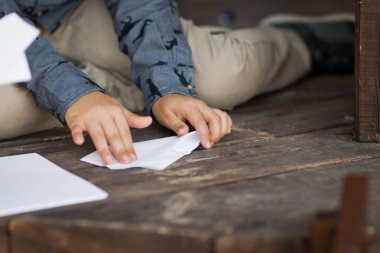 Oğlu ve babası kağıt uçak yapıyor..