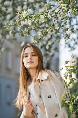 Kiraz çiçeğinin arka planında kızıl saçlı bir güzelliğin portresi..
